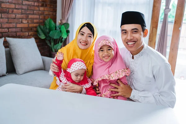 Keluarga Eid Mubarak di rumah. — Stok Foto