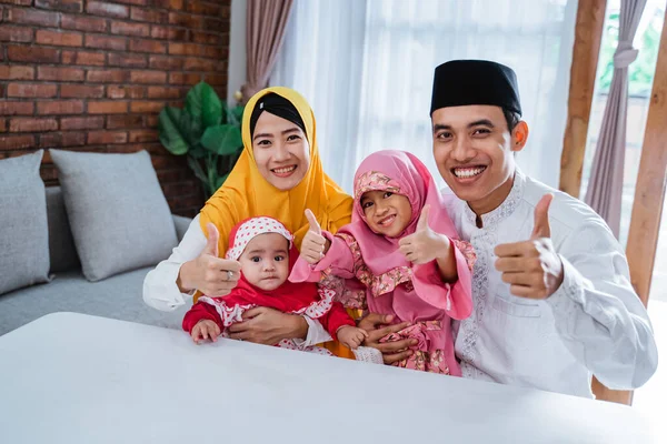 Eid Mubarak asiática familia en casa — Foto de Stock