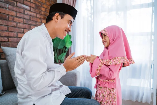 Putri mencium tangan ayahnya meminta maaf di eid mubarak — Stok Foto