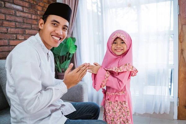 Filha apertar as mãos para seu pai pedir desculpas em eid mubarak — Fotografia de Stock