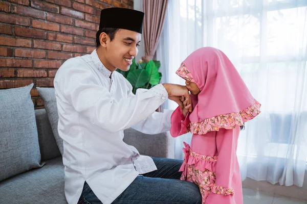 Putri mencium tangan ayahnya meminta maaf di eid mubarak — Stok Foto