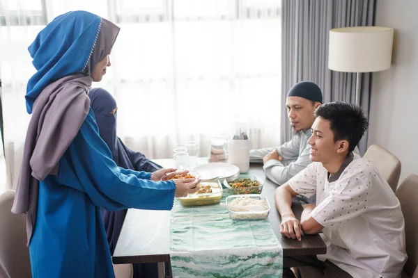 Ibu muslim melayani makanan untuk keluarga — Stok Foto