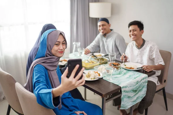 Videollamadas de la familia musulmana y confrencia con un amigo — Foto de Stock