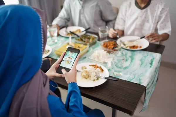 Mão tirar foto de indonésia comida tradicional — Fotografia de Stock