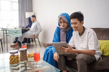 Mübarek bayramında Müslüman aile ziyareti