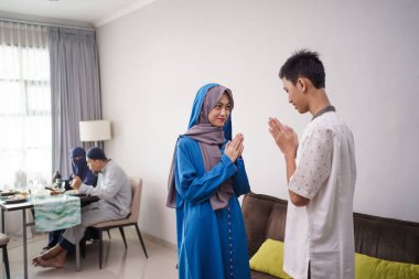 Asyalı Müslüman kardeş İdul Fitri Bayram Mübarek 'te el sıkıştı.