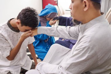 Asyalı Müslüman ebeveyn İdul Fitri Mübarek 'te el sıkıştı