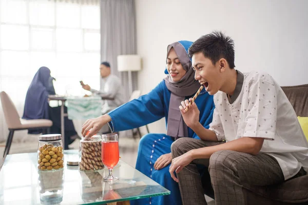 Kunjungan keluarga muslim di Idul Mubarak — Stok Foto