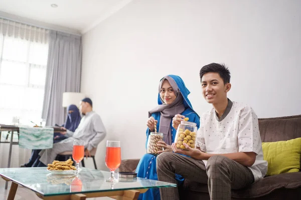 Tiener jongen en meisje glimlachen naar camera — Stockfoto