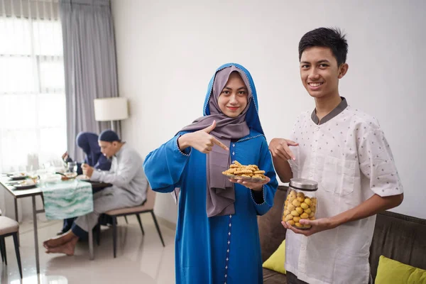 Adolescent garçon et fille souriant à caméra — Photo