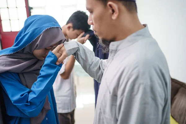 Asiático musulmán padre apretón de la mano en idul fitri eid mubarak —  Fotos de Stock
