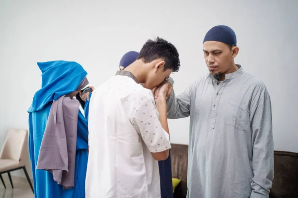 Asian muslim parent shake hand in idul fitri eid mubarak — Stock Photo, Image