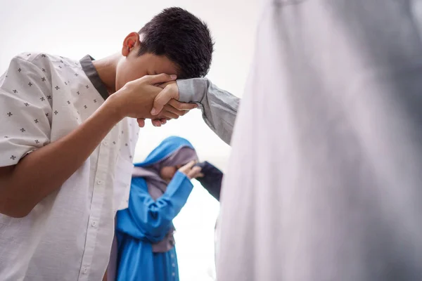 Orang tua muslim asia berjabat tangan di idul fitri eid mubarak — Stok Foto