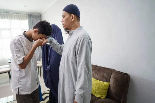 Asiatische muslimische Eltern geben idul fitri eid mubarak die Hand — Stockfoto