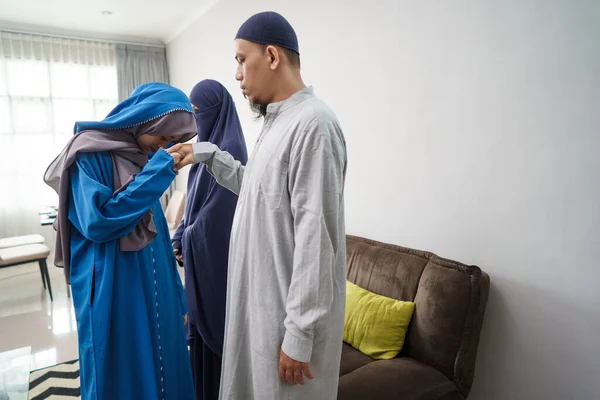 Filha se desculpando com seu pai no ramadã eid celebração — Fotografia de Stock