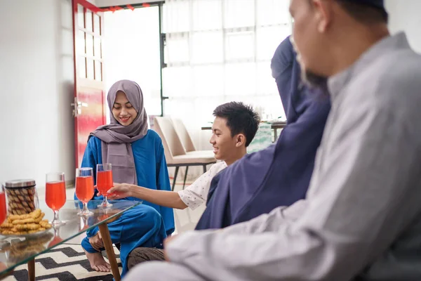 Moslim familiebezoek tijdens eid mubarak — Stockfoto