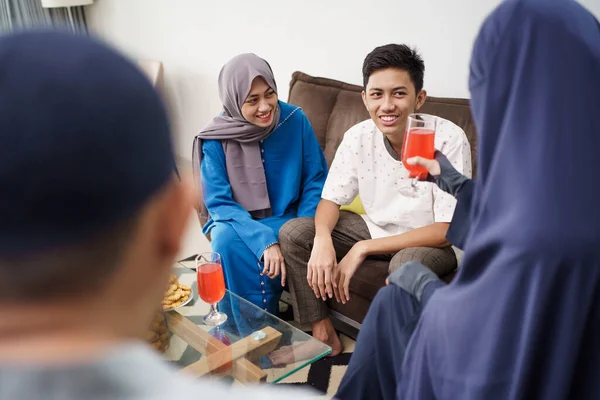 Moslim familiebezoek tijdens eid mubarak — Stockfoto