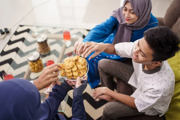 Pessoas comendo eid mubarak lanches — Fotografia de Stock