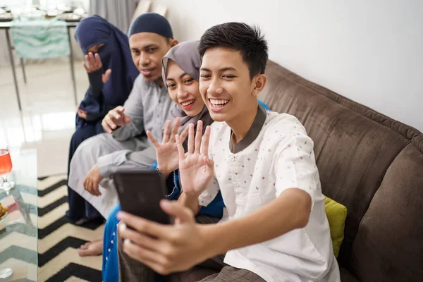 Muslim panggilan video keluarga dan confrence dengan teman — Stok Foto