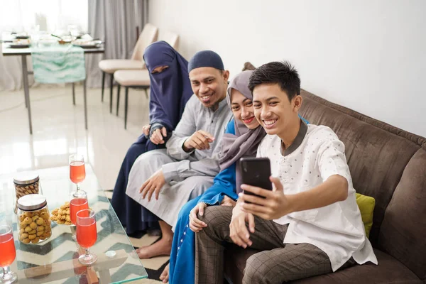 Appel vidéo famille musulmane et confrence avec un ami — Photo