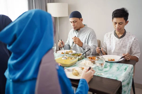 Muslim familia asiático celebrando eid mubarak —  Fotos de Stock