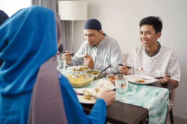 Muçulmano família ásia celebrando eid mubarak — Fotografia de Stock