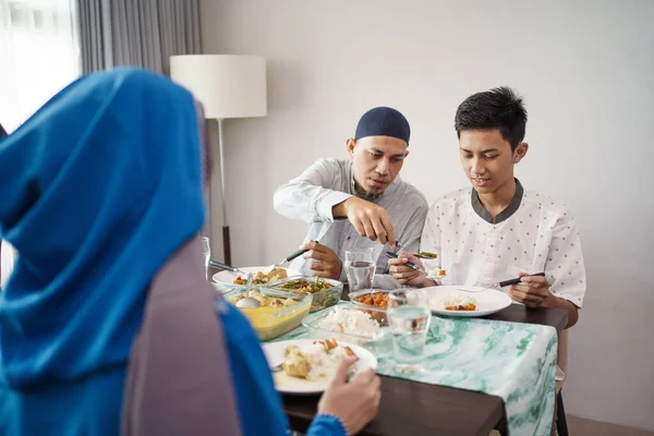 Muslim familia asiático celebrando eid mubarak —  Fotos de Stock
