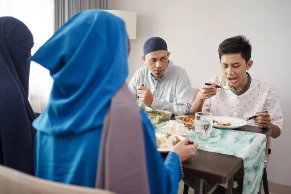 Muslim familia asiático celebrando eid mubarak —  Fotos de Stock