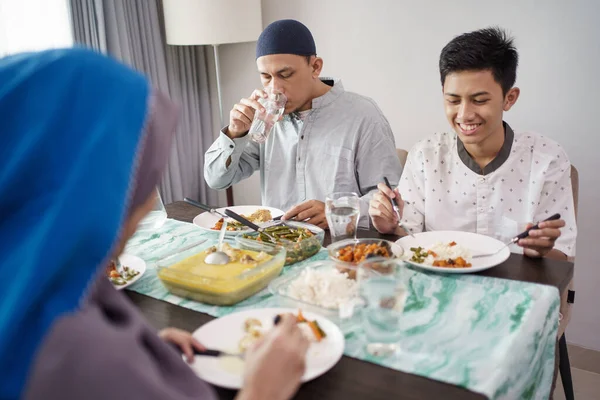 Muslim family asian celebrating eid mubarak — Stock Photo, Image