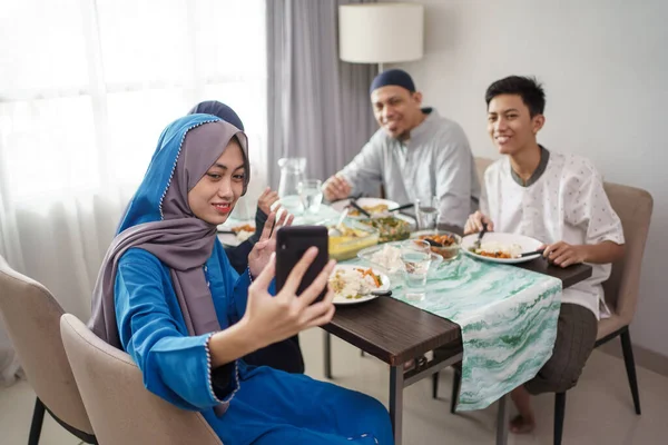 Muslim panggilan video keluarga dan confrence dengan teman — Stok Foto