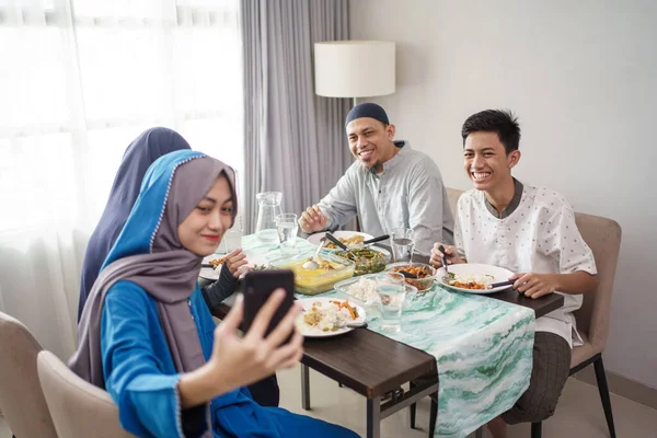 Мусульманські сімейні відеозв'язки та співчуття з другом — стокове фото