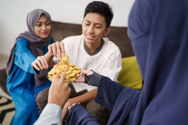 Personas comiendo aperitivos eid mubarak —  Fotos de Stock
