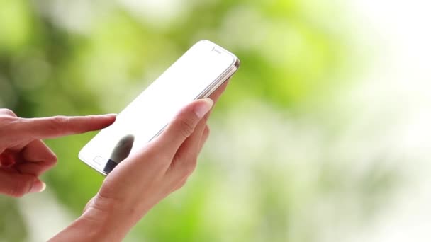 Woman hands using touchscreen phone outdoors — Stock Video