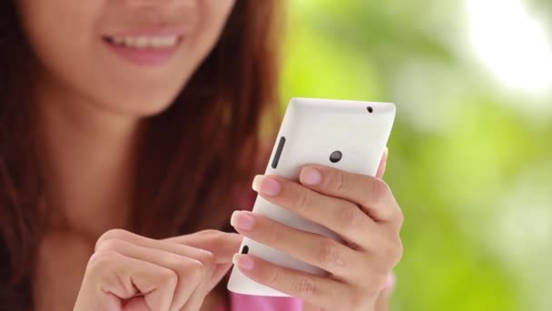 Жінка використовує сенсорний телефон на відкритому повітрі. фокус на мобільному телефоні — стокове відео