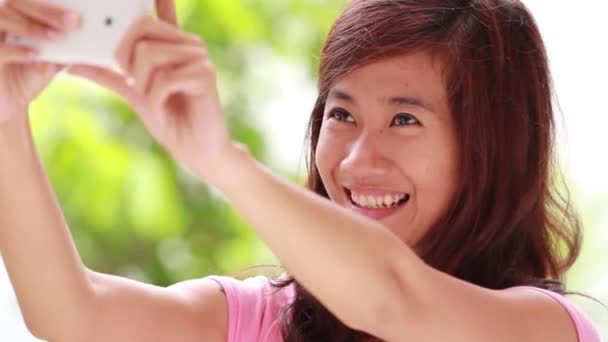 Mujer tomando fotos de sí misma usando el teléfono celular — Vídeos de Stock