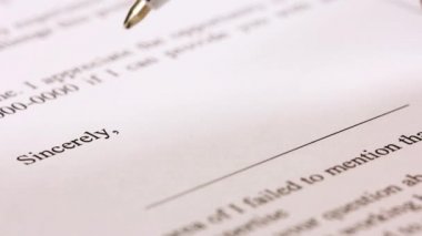 Siyah mürekkepli bir kontrat imzalıyorum. sahte imza.