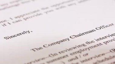 Siyah mürekkepli bir kontrat imzalıyorum. Kapat..