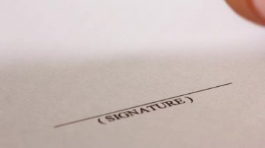 Siyah mürekkepli bir kontrat imzalıyorum. gerçek işaret değil