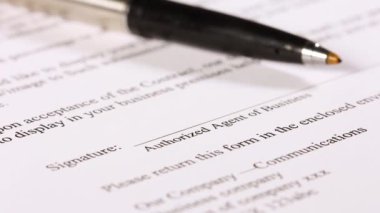 Siyah mürekkepli bir kontrat imzalıyorum. gerçek işaret değil