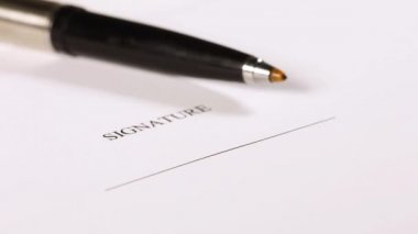 Siyah mürekkepli bir kontrat imzalıyorum. gerçek işaret değil