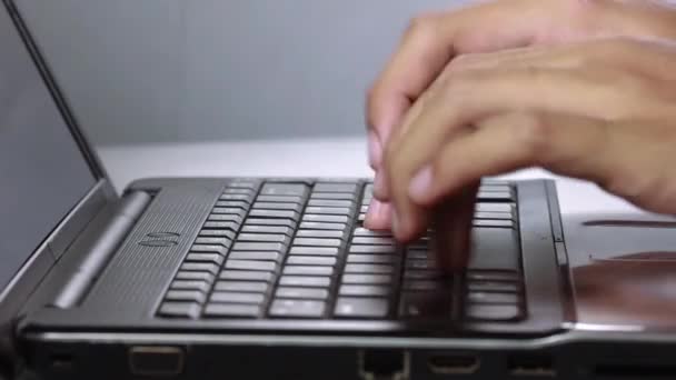 Kézkulcs gépelés fekete laptopon — Stock videók