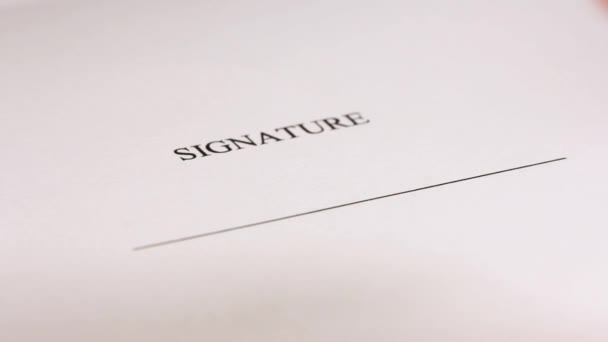Signature manuelle d'un contrat à l'encre noire. fausse signature .