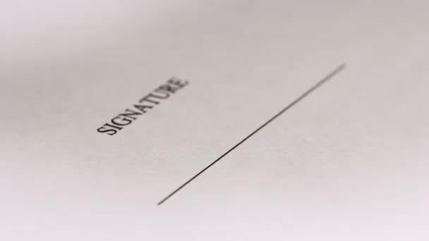 Signature manuelle d'un contrat à l'encre noire. Gros plan .