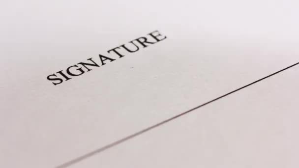 Signature manuelle d'un contrat à l'encre noire. Gros plan .