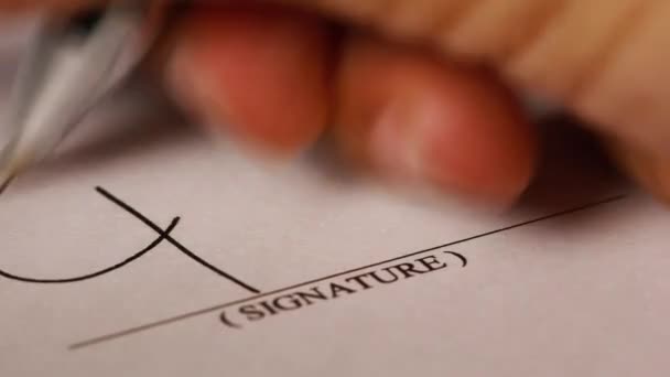 Signature manuelle d'un contrat à l'encre noire. signe non réel 