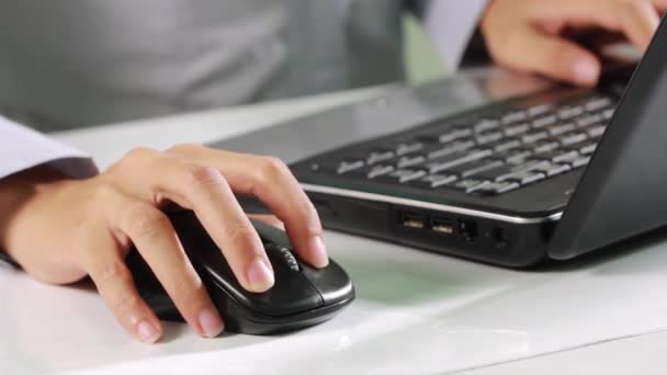 Touche à la main tapant sur ordinateur portable noir — Video