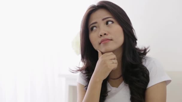 Joven asiático mujer pensando — Vídeos de Stock