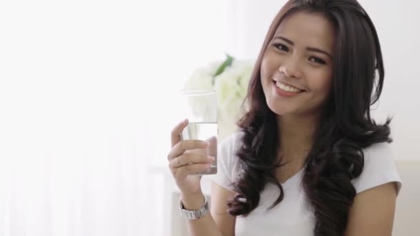 Mujer tomando una copa — Vídeo de stock