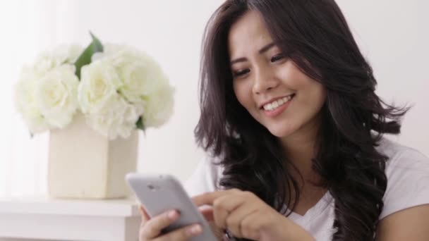 Mladá asijská žena pomocí chytrého telefonu — Stock video