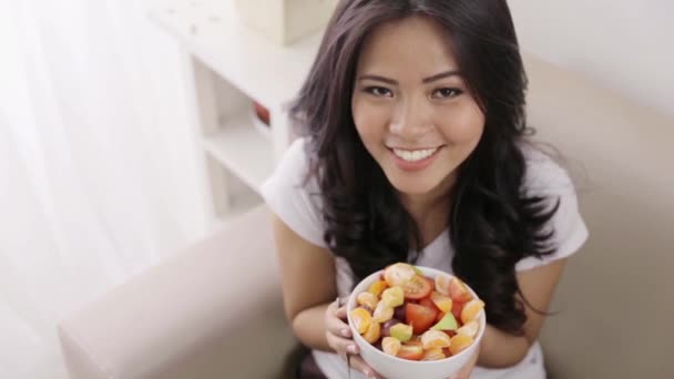 Жінка має миску фруктового салату — стокове відео